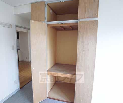 Receipt. Western-style is the storage. (A wider)