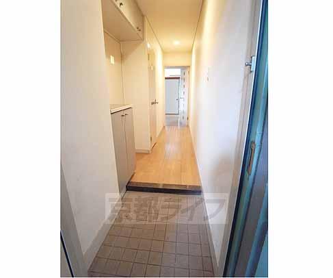 Entrance. Spacious entrance.