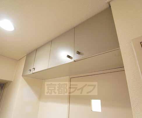 Entrance. There is also a shelf above.