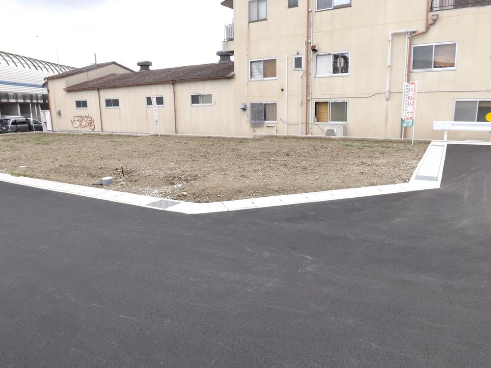 Local photos, including front road. Building before local photo