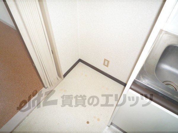 Other room space. Refrigerator yard