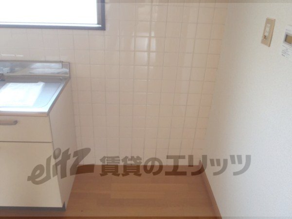 Other room space. Refrigerator yard