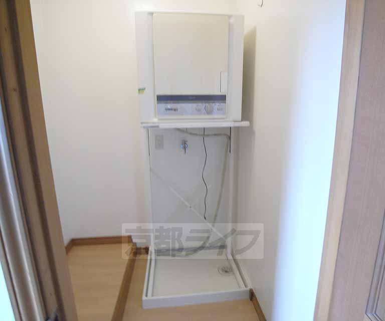 Washroom. It is washing bread.