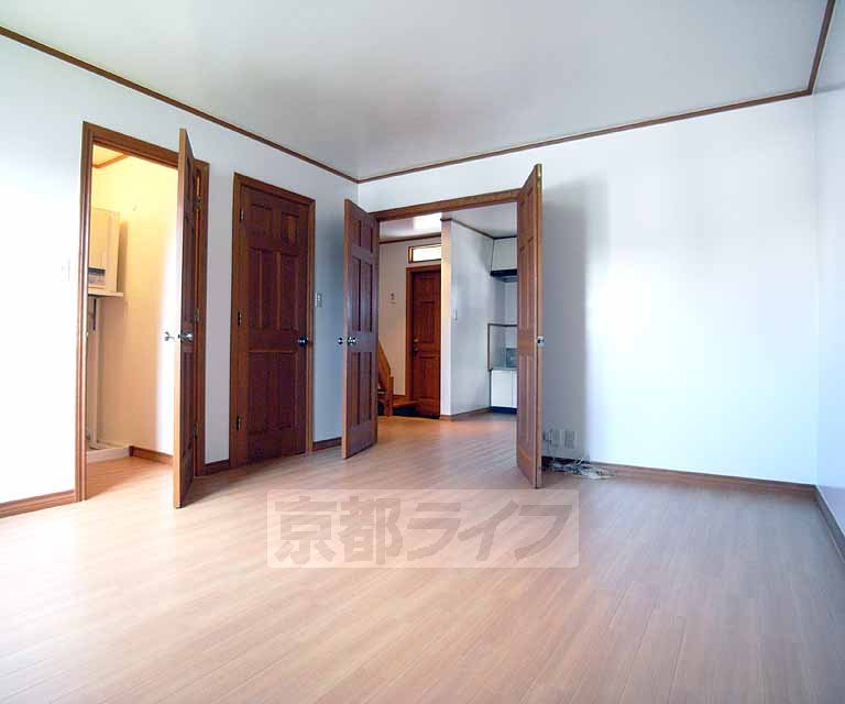 Living and room. 10 is the Pledge of spacious room.