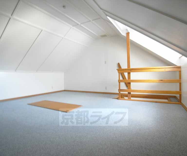 Living and room. There is also a loft.