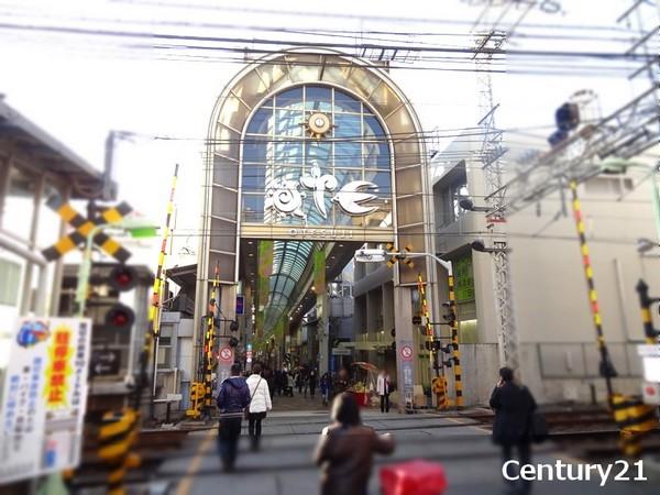 Streets around. 800m until the major muscle mall