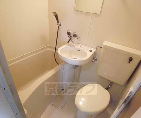 Bath. Compact unit bus!