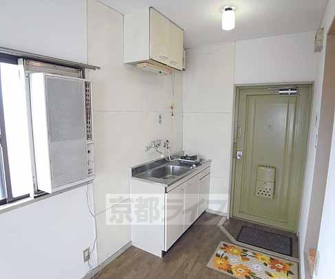 Kitchen. Enhancement also kitchen storage ・