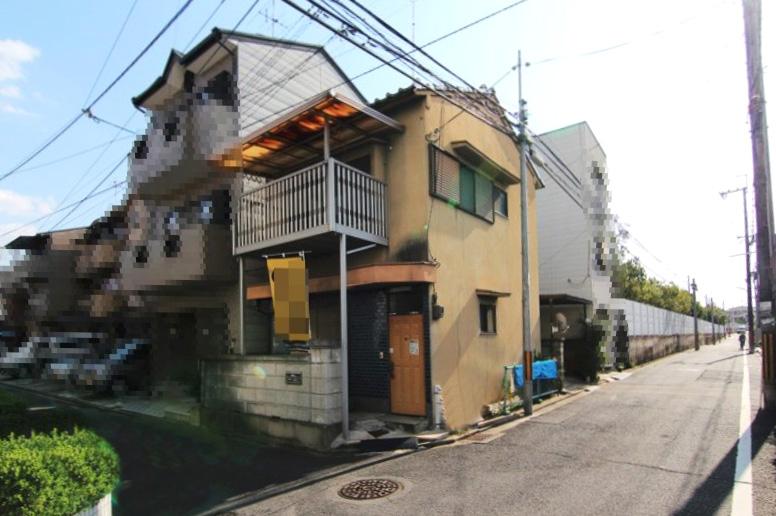 Local photos, including front road. Surrounding cityscape