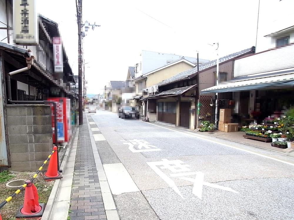 Local photos, including front road. Surrounding cityscape