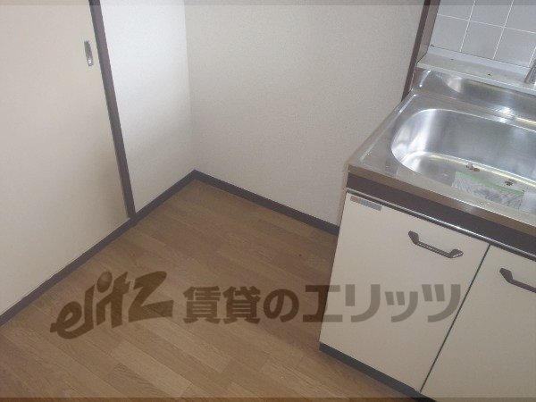 Other room space. Refrigerator yard