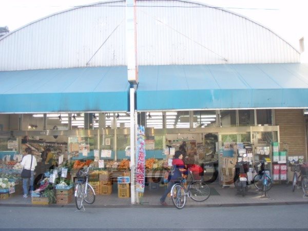 Supermarket. Super Delicious 5 to (super) 180m