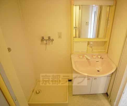 Washroom. It is the washstand of large.