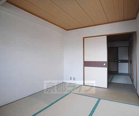 Living and room. Is a Japanese-style room.