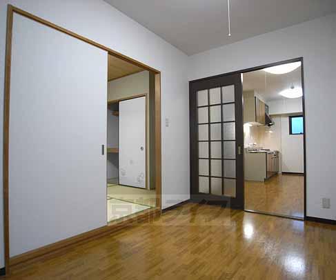 Living and room. It has become the room clean.