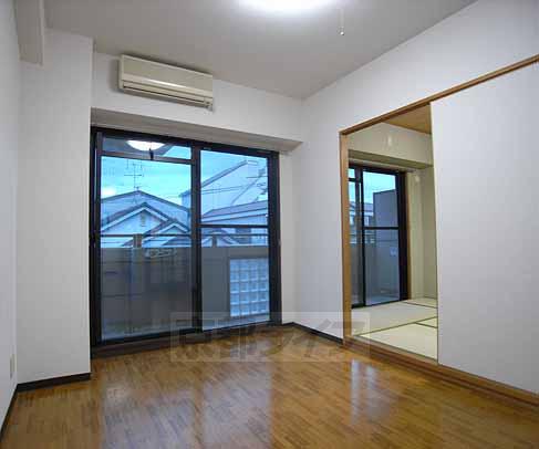 Living and room. Veranda also has led to between two.