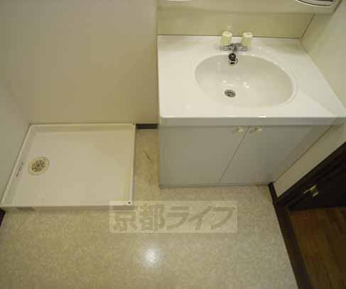 Washroom. Is a dressing room.