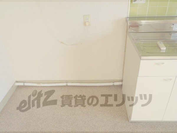 Other room space. Refrigerator yard