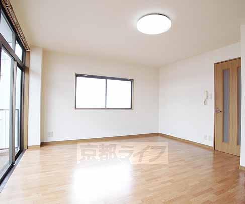 Bath. Cleaning a breeze in the unit bus