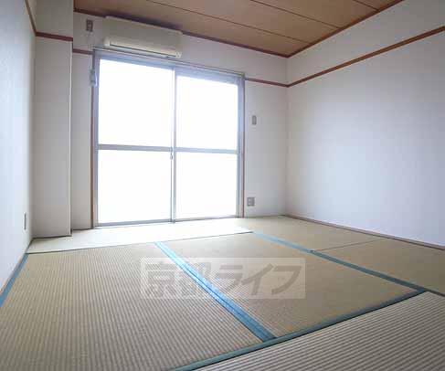 Living and room. All houses are facing south