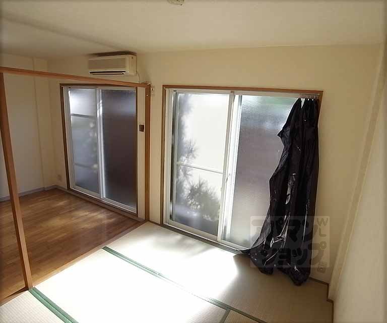 Living and room. Good day on the south-facing.