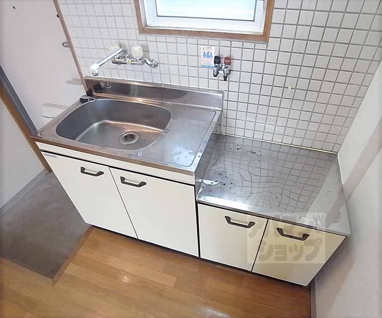 Kitchen. Two-burner stove can be installed.