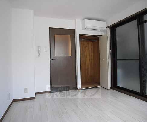 Living and room. Corridor Ali dividing the room and the kitchen.