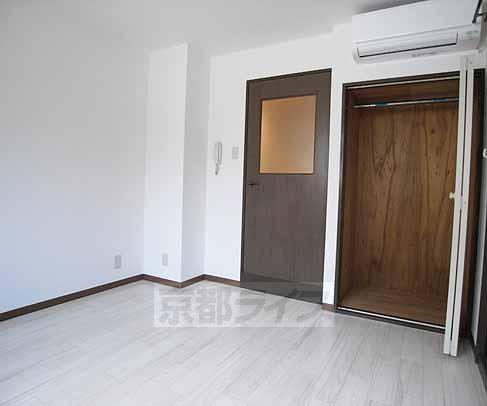 Living and room. Corridor Ali dividing the room and the kitchen.