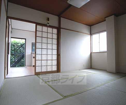 Living and room. This room in the middle.