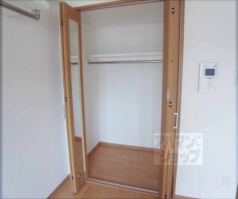 Receipt. With mirror of the closet.