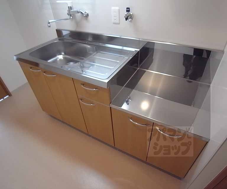 Kitchen. Two-burner stove installation Allowed.