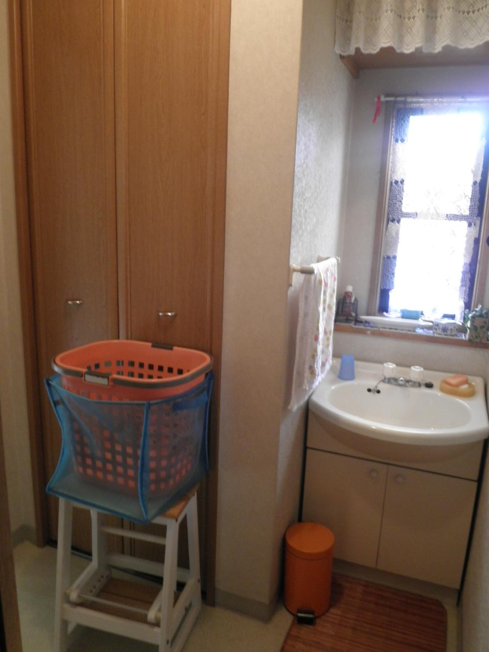 Wash basin, toilet. Second floor basin