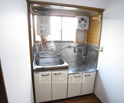 Kitchen. Gas stove is installed Allowed.