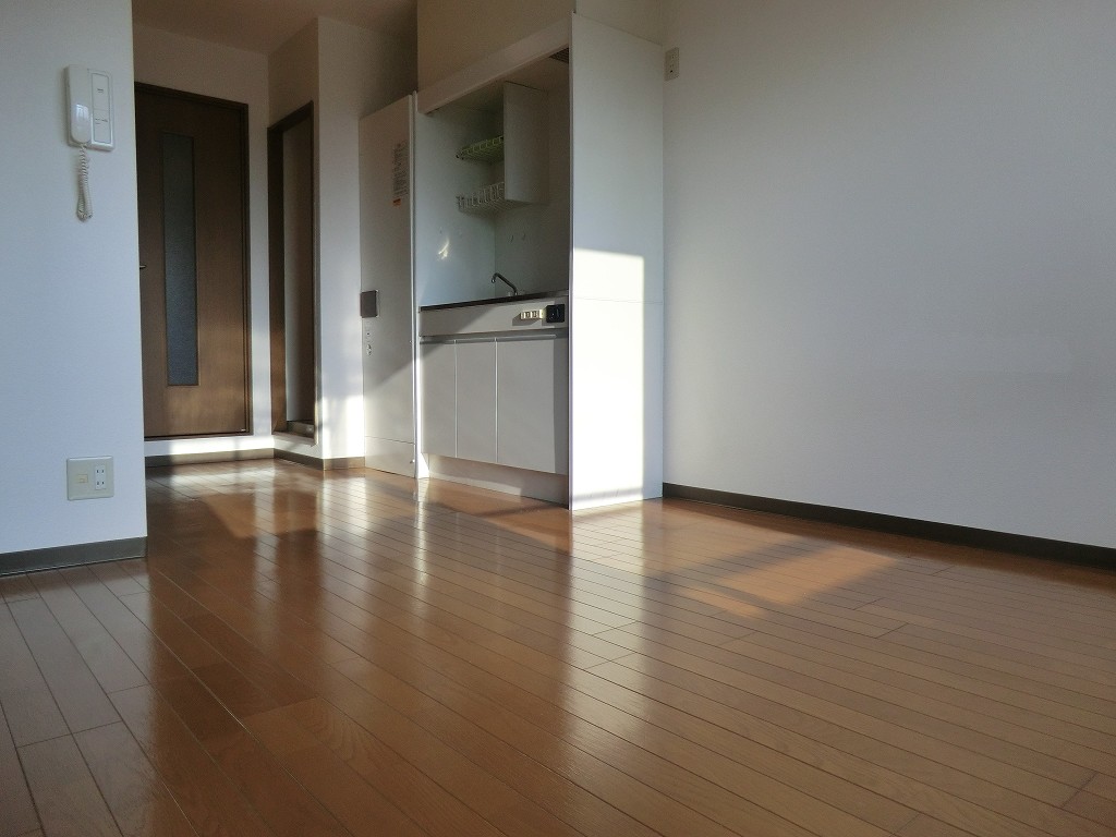 Living and room. Western-style is 6 Pledge