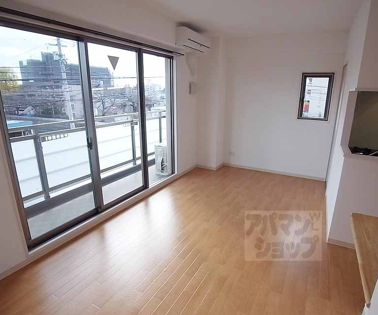 Living and room. Southwest Corner Room! 2 Menmado!