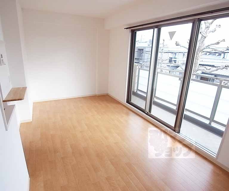 Living and room. Bright room on the south-facing.