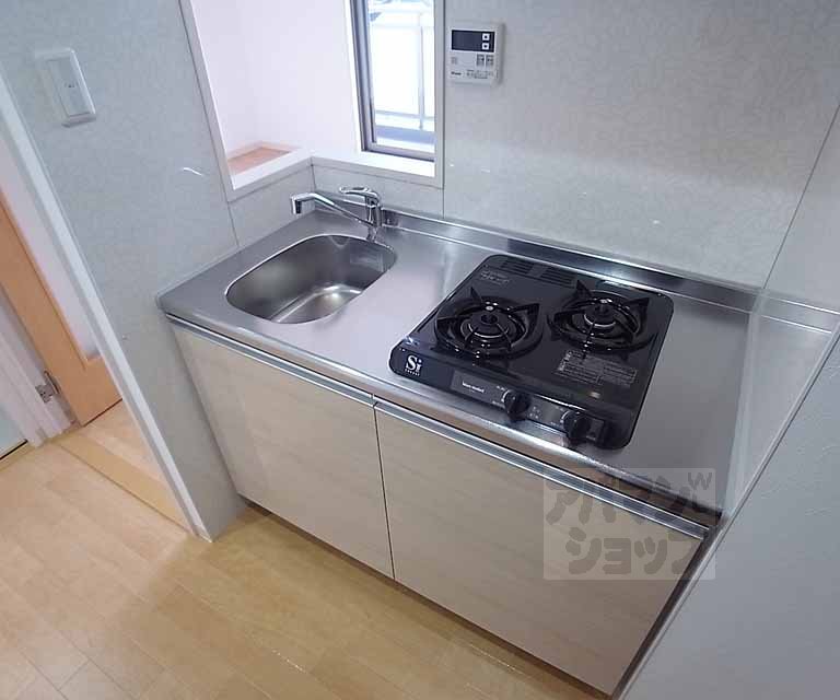 Kitchen. 2-neck with gas stove!