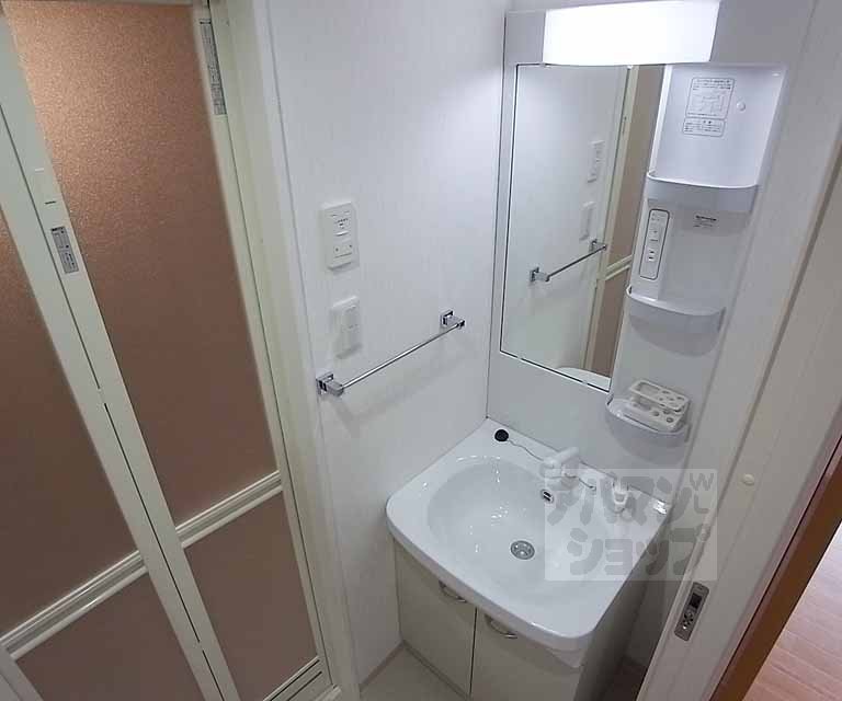 Washroom. Shampoo dresser!