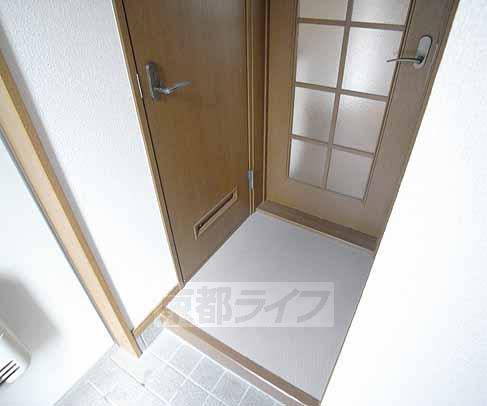 Entrance. There is independence at the door.