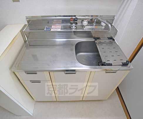 Kitchen. It is Gasukitchin of stove installation type.