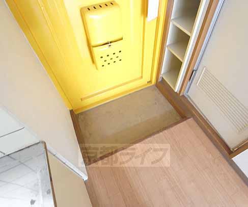 Entrance. Yellow entrance is characterized by the front door ・