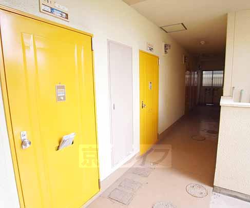 Other common areas. Little stylish front door ・