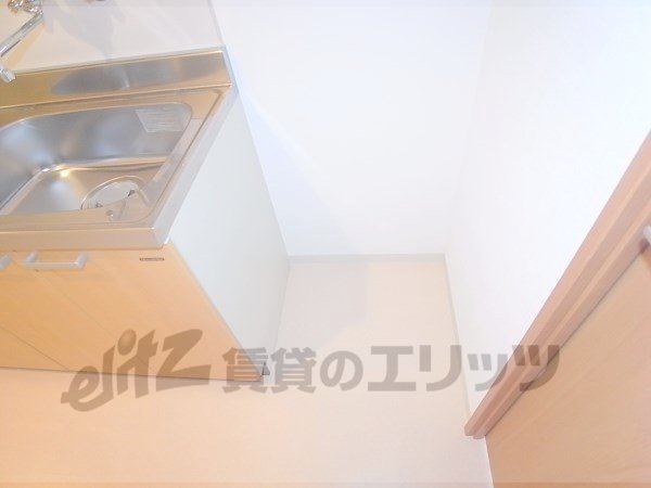 Other room space. Refrigerator yard