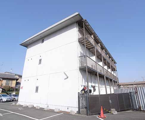 Building appearance. Facing south in the day good ・