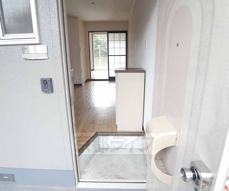 Entrance. 106, Room photo diversion