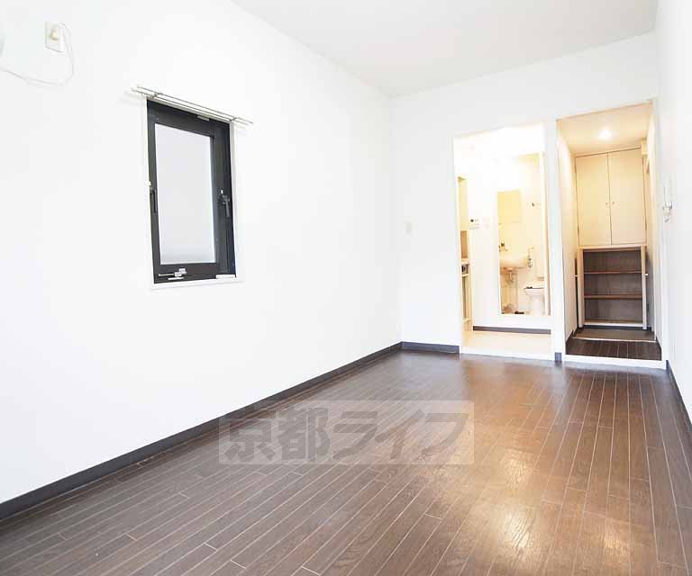 Entrance. 103, Room photo diversion