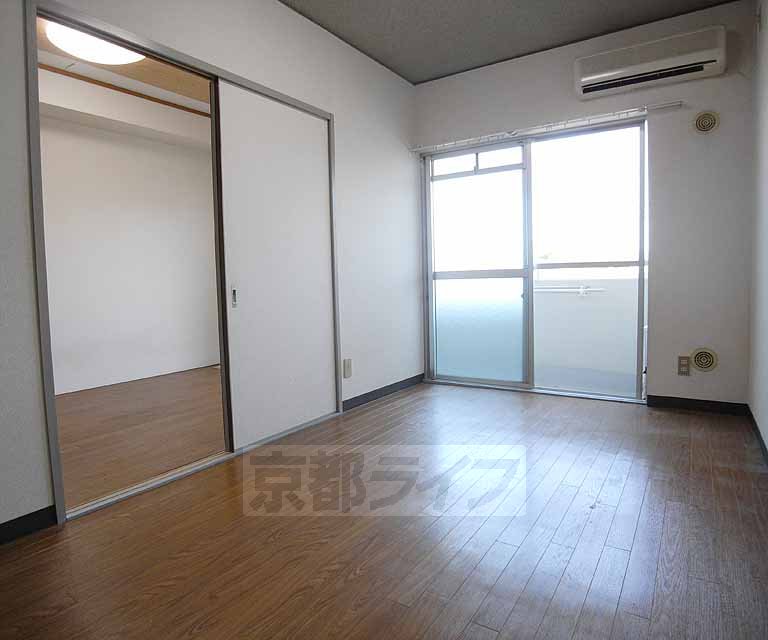 Living and room. 402, Room photo diversion