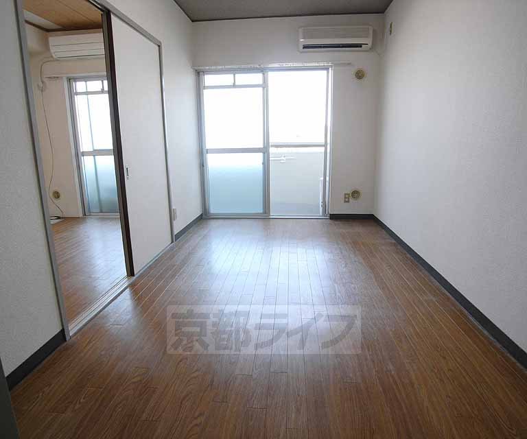 Living and room. 402, Room photo diversion