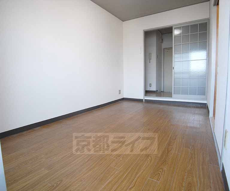 Living and room. 402, Room photo diversion