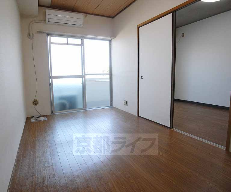 Living and room. 402, Room photo diversion